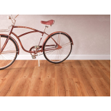 piso vinílico imitando madeira Realengo